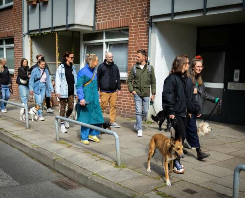 Gemeinsamer Social Walk mit Hunden durch den St.-Pauli-Kiez
